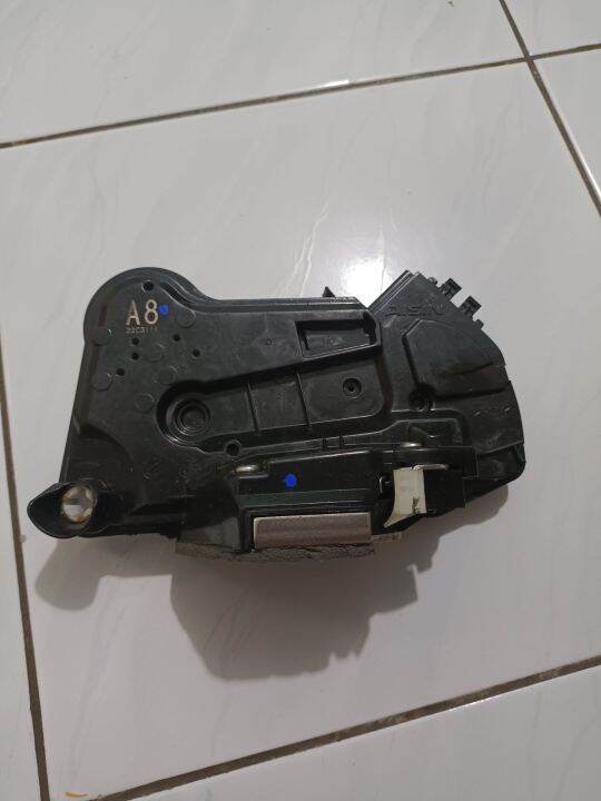 Door Lock Pintu Depan Innova Fortuner Bagian Kanan Lazada Indonesia