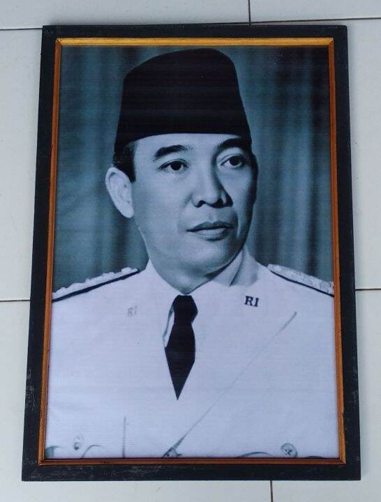 Lukisan Cetak Ir Soekarno Jas Putih Plus Bingkai Ukuran 6545 Lazada