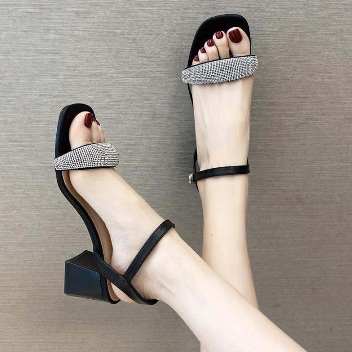 Isang Linya Ng Buckle Sandals Para Sa Bagong Estilo Ng Mga Kababaihan