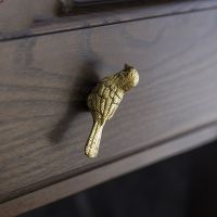 【OLA MALL
】1Pc Retro ทองเหลืองจับ Golden Feather Little Bird Shaped ตู้ประตู Knobs Dresser ดึง Handmade Furniture Knob