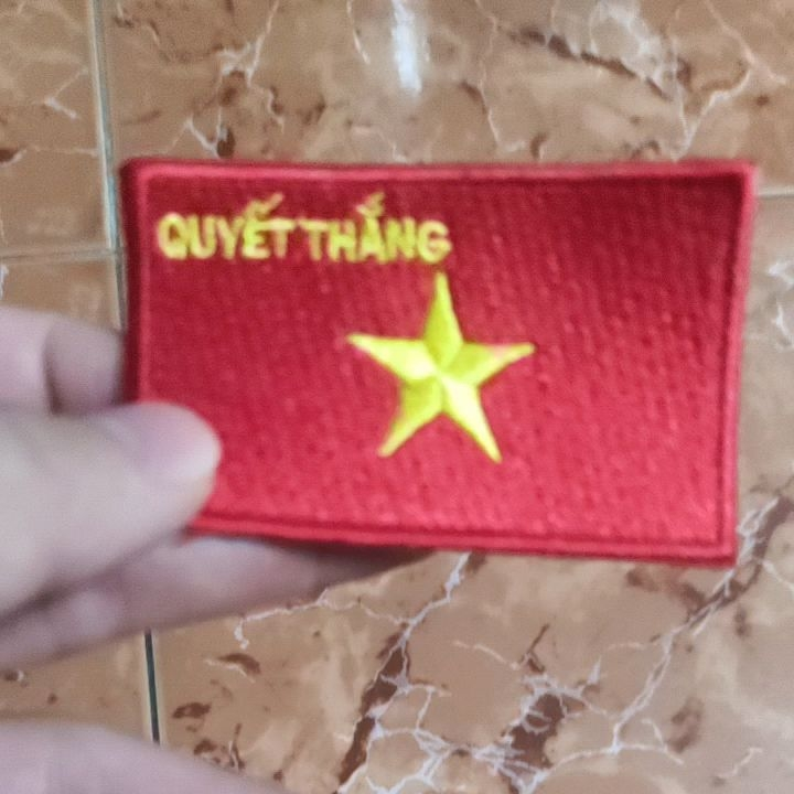 Patch cờ vải: Xem những hình ảnh đầy màu sắc của patch cờ vải đang rất hot hiện nay. Với những biểu tượng đặc trưng của đất nước Việt Nam, patch cờ vải không chỉ là món phụ kiện thời trang mà còn truyền tải thông điệp về sự tự hào, tình yêu nước và đoàn kết của chúng ta.