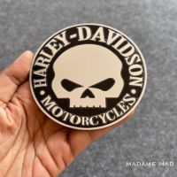 โลโก้ ฮาร์เลย์ HARLEY DAVIDSON สีเงิน พื้นดำ ชิ้นงานอลูมิเนียมบาง ขนาด 9cm