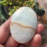 ? แคริบเบียนเเคลไซต์ ( Carribean calcite )เป็นหินที่รวมระหว่าง โอเชี่ยนบลู เเคลไซต์ และสีน้ำตาลจากอราโกไนต์? เป็นหินที่มีสีสันคล้ายน้ำทะเลเเละหาดทรายเป็นอย่างมาก ? แหล่ง Pakistan? น้ำหนัก 69 กรัม? ขนาด 60×45×18 มิล? มี VDO ใต้โพสครับ