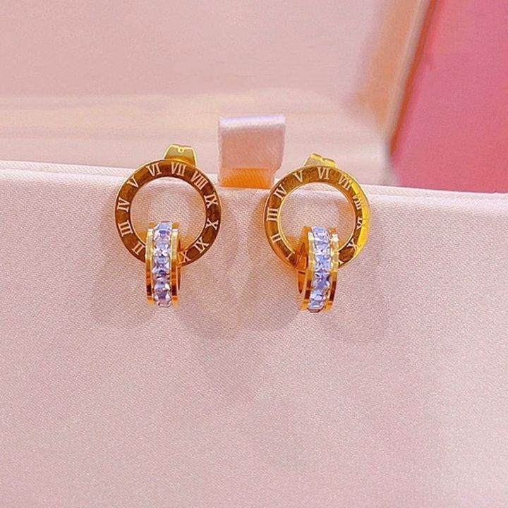 Bộ Trang Sức Nữ Bông Tai Và Dây Chuyền Titan Không Rỉ Mặt Tròn Đen Khắc Số  La Mã TT 4095