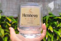 แก้ว Hennessy  แก้วตัดจากขวด Hennessy ติดสติ๊กเกอร์กันน้ำให้เรียบร้อย