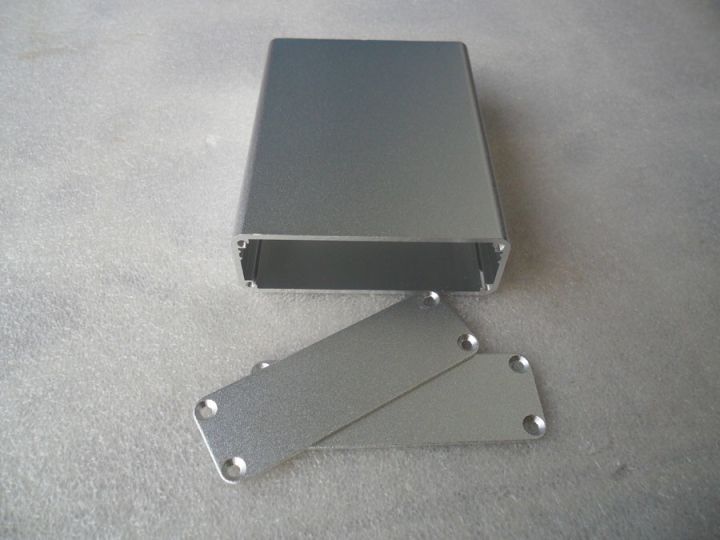 กล่องอลูมิเนียมสีเงิน-ขนาด-84-x-28-x-110-mm