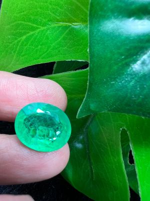 พลอย columbia โคลัมเบีย Green&nbsp;Emerald&nbsp;มรกต ผลิตจาก สวิส lab CORUNDUM oval shape 11x15 มม mm..13 กะรัต 1เม็ด carats (พลอยสั่งเคราะเนื้อแข็ง)