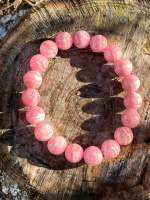 สร้อยหินโรโดโครไซต์ (Rhodochrosite)  หินสีชมพูที่เป็นตัวแทนของหินแห่งความรัก? เส้นนี้มีลวดลายที่สวยงาม สีชมพูลายขาวหวานสดใส สำหรับคนที่ชอบโรโดโครไซต์ทีมีลวดลายสวยงาม ??? 

Rhodochrosite มีชื่อมาจากรากศัพท์ภาษากรีก คำว่า rhodon มาจากคำว่า ดอกกุหลาบ