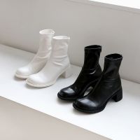 chloe.store WALLFLOWER BOOTS รองเท้าบูทหุ้มข้อ บูทส้นสูงหัวกลม