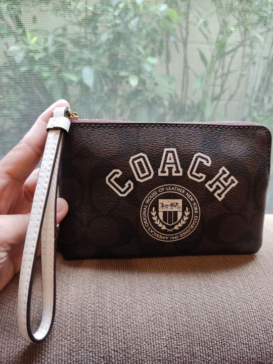 coach-คล้องมือ-size-s-1ซิป-limited-c-สายขาว-มือ-1