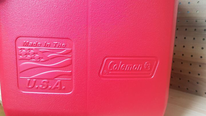 coleman-cm-us-cooler-30qt-red-น้ำหนักเบา-เก็บความเย็นได้นาน-มีที่วางแก้วบนผาด้านบน-made-in-usa