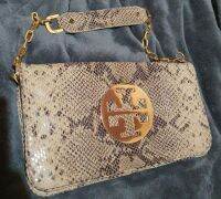 Tory Burch? Snakeskin Clutch/Shoulder BagTory Burch Reva กระเป๋าคลัช/สะพายหนังงู. กระเป๋าซิปทั้งสองด้านปิดด้วยแม่เหล็ก สายโซ่ถอดออกได้วัสดุ: หนังสัตว์

สี: สีเบจ/ทอง



ขนาด: สูง17 ซม. x กว้าง31 ซม. X ลึก4 ซม.