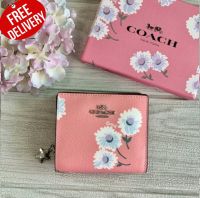 กระเป๋าสตางค์
COACH BOXED SNAP WALLET WITH DAISY PRINT