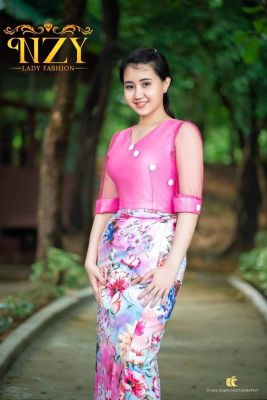 Myanmar dress မြန်မာဝမ်းဆက်လှလှလေးတွေ အသားရှယ်ကောင်း ရှယ်တန် သီးဇာပါတယ် ဘယ်ဖုံးသီးသန့် ချူပ်ထားပေးတယ် ဆိုဒ် M နဲ့ L အထိရှိတယ်