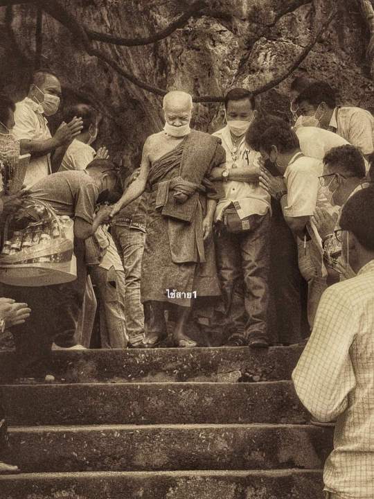 พระปิดตาปลดหนี้-หลวงปู่โต๊ะ-หลวงพ่อแอ่ม-วัดน้ำตก-สายตรงหลวงปู่โต๊ะ-ใครๆก็รู้-สร้างน้อยมาก-เนื้อชานหมากปัดทอง-ตะกรุดทองแดงคู่-และมีจีวรติดหลังองค์พระ