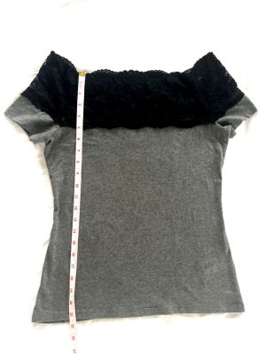 เสื้อยืดปาดไหล่แต่งขอบลูกไม้ยืดสีเทา อก32-34