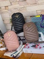 กระเป๋าใส่โทรศัพท์มือถือ ทอรี่ เบิร์ซ kira chevron n/s crossbody bag กระเป๋าสำหรับใส่มือถือหรือของจุกจิกต่างๆ