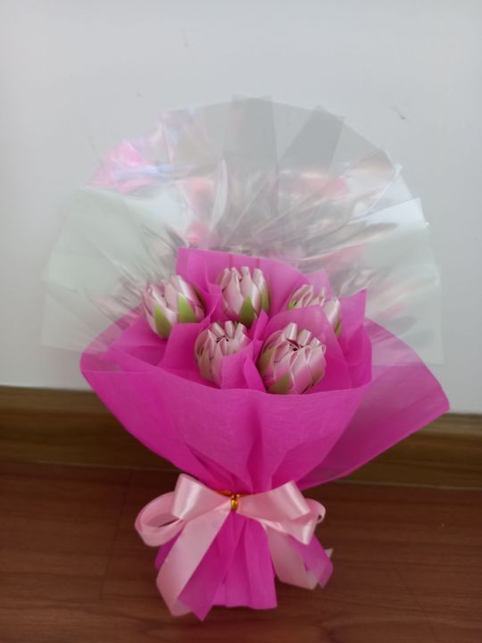 ช่อดอกไม้ใส่ธนบัตรดอกทิวลิปสีชมพูใส่ธนบัตรแบงก์20,50และ100บาทใส่ได้จำนวน10ใบลูกค้าใส่ธนบัตรเอง#ช่อดอกไม้วันรับปริญญา#ช่อดอกไม้วันพิเศษ#ช่อดอกไม้วันเกิด