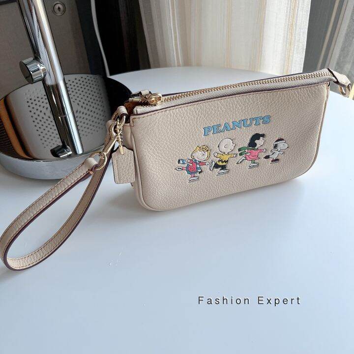 ของแท้100-คล้องมือ-ใบใหญ่-coach-ce858-coach-x-peanuts-nolita-19-with-snoopy-and-friends-motif