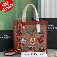 กระเป๋าสะพาย ใบใหญ่ 12 นิ้ว Coach Field Tote With Horse 
And Carriage Print