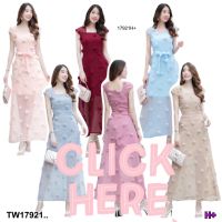 Maxi dress ผ้าซีทรูแต่งปอมๆ แต่งย่นที่แขนเสื้อ แต่งปอมๆดอกฟูนูน ดอกแน่นไม่หลุดง่าย ขนาด รอบอก (Bust) 32-36" รอบเอว (Waist) 26-30" สะโพก (Hip) 36-40" ยาว (Lenght) 53"