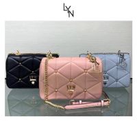 กระเป๋าสะพาย LYN หน้าหมุด รุ่น Tricia Crossbody Bag สายปรับระดับได้ สะพายข้างสายโซ่