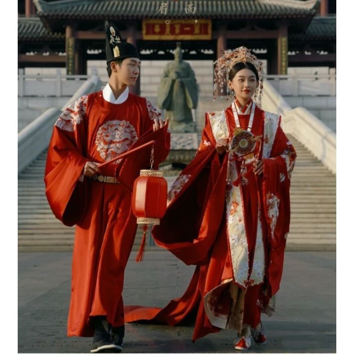 Với đạo cụ chụp ảnh cưới Trung Quốc, các cặp đôi sẽ được trải nghiệm một khung cảnh đẹp như trong cổ tích. Những chiếc áo dài truyền thống, những chiếc quạt giấy và những trang trí đầy sắc màu sẽ mang đến một không gian đầy thơ mộng và lãng mạn cho ngày trọng đại của bạn.