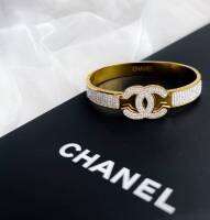 #พร้อมส่ง สแตนเลสแท้
กำไล CHANEL เพชรแน่นๆ ⭐⭐⭐
งานสวยมากกก เพชรแน่นๆ ตัวเรือนทำจากสแตนเลส 100% แต่งด้วยเพชรรอบวง 4 ชั้น ตัวโลโก้ ก็เพชร โอ้ยย แสบตาไปหมดดด สวยเว่อร์วัง ดูแพง เหมือนแท้มากกกก  ใส่ออกงานได้ 

✔ขนาดรอบวงประมาณ     
     16.5cm. - 17.5cm