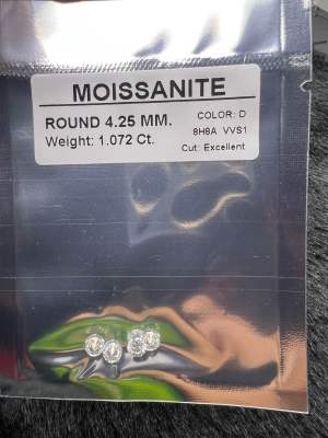 เพชร  เม็ด น้ำหนัก 38 ตังค์ โมซาไนท์ GRA MOSANG DIAMOND MOISSANITE รูปร่างROUND (D Color- VVS1)( ขนาด 4.25  mm) )(1.08 กะรัต มี 4 เม็ด)