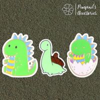 ?? พร้อมส่ง : ?? เข็มกลัดเซ็ทแก๊งค์ลูกไดโนเสาร์สีเขียวและหอยทาก | Little Green Dinosaur &amp; Snail Enamel Brooch Pin Set.