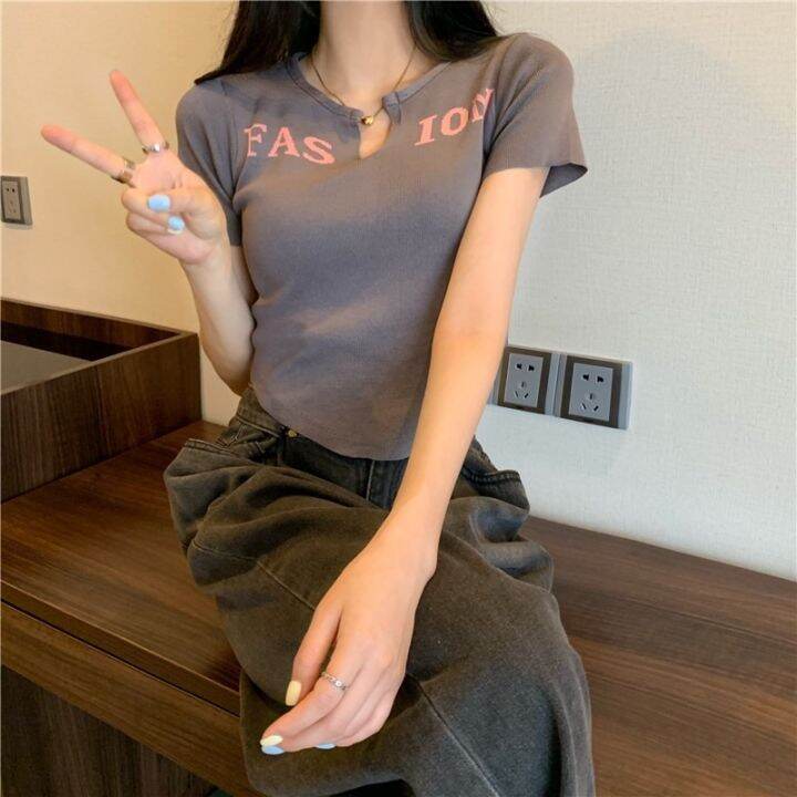 พร้อมส่ง-ใหม่-25047เสื้อยืดแขนสั้นผู้หญิงคอวีขนาดเล็กฤดูร้อน2023-ใหม่ลายพิมพ์ตัวอักษร