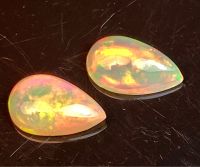 โอปอลเล่นสีธรรมชาติ 0.98 กะรัต แพร์คู่ 8x4 มม 0.98cts natural color play opal 8x4mm pear pair