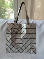 ❤️Bao Bao Issey Miyake แท้มือ2 กระเป๋าคล้องไหล่ กระเป๋าผู้หญิง สีเงิน เงาๆ
❤️ขนาดบล็อก 6 * 6 คล้องไหล่