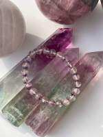 สร้อยหิน Fluorite in Quartz แร่ฟลูออไรต์สีม่วง ในควอตซ์ใส เส้นนี้น่ารักมากๆ สำหรับคนที่ชอบ หินควอตซ์ใสและ หินฟลูออไรต์ เหมือนได้รับพลัง 2 in 1 ไปเลยจ้า

Fun fact: บางคนจะพกหิน fluorite เวลาที่ต้องการมีสมาธิสูงๆ ?

? Size ลูกปัด 8 mm. 
?Size ข้อมือ 16.5