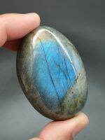 หิน ลาบลาดอไลท์ ( Labradorite ) 100 กรัมก้อนขัดทรงรี สีชัดมาก โทนสีฟ้าชัดๆ มีติดสีม่วงเล็กน้อย เหลือบเเสงสวยๆ เกือบเต็มหน้า ✨? มีวิดิโอให้เ