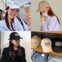 MAR cap?? (330฿ฟรีส่ง) มาแล้วค่าา ฮิตมากกก!! หมวกแบรนด์ดังเกาหลี ดาราใส่กันเยอะมากคะ ดีเทลน้องเป็นงานปักอักษรนูนน้าา ทรงสวย ใส่ออกมาน่ารักมากก สีพื้นเบสิค คลุมโทน