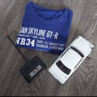 Model รถบังคับ และเสื้อยืดสีน้ำเงิน Nissan Skyline GT-R