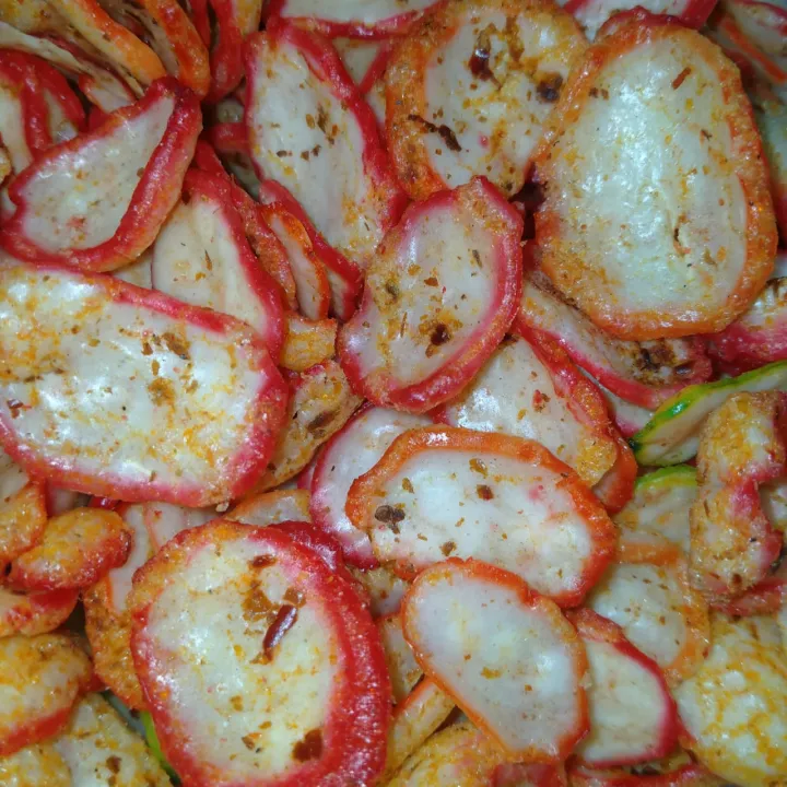 Seblak dengan kerupuk dan bumbu pedas