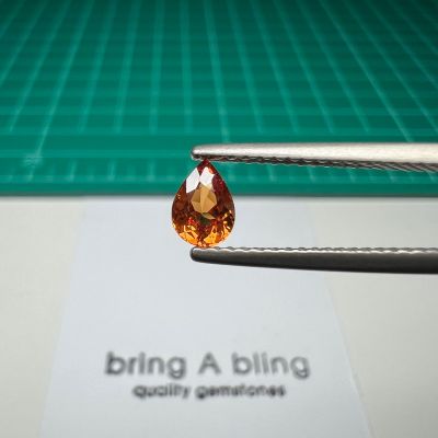 บุษราคัม (yellow sapphire) จากศรีลังกา  พลอยธรรมชาติ เผ่าเก่า น้ำหนัก 0.65 กรัต (5.5x4x2.9mm)