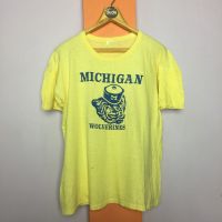 VTG MICHIGAN WOLVERINES  TAG: จาง ไม่มีข้างเข็บเดี่ยวบนล่าง ตำหนิ:  รูมด3 รอยเปื้อนประปราย  Size: 22.5”x25.5”  PRICE: 200.—THB