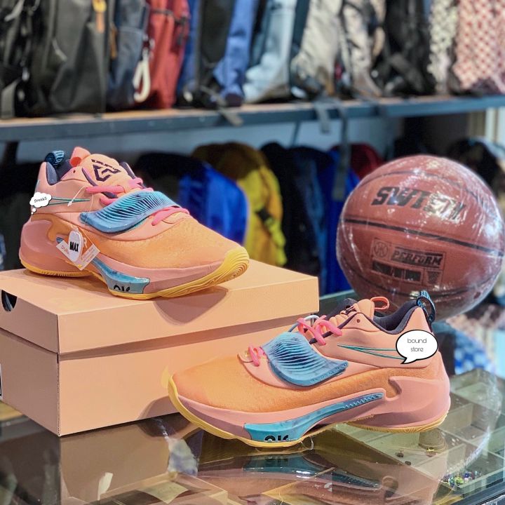 Giày bóng rổ Zoom Freak 3: Cùng tìm hiểu giày bóng rổ Zoom Freak 3 thiết kế đặc biệt với ngôi sao NBA - Giannis Antetokounmpo. Với đế giày tích hợp công nghệ Zoom Air, giúp bạn bật nhảy và đẩy tốc nhanh chóng và đầy ấn tượng. Đặc biệt giày có phần túi ngón giúp phù hợp với dáng chân của người chơi.