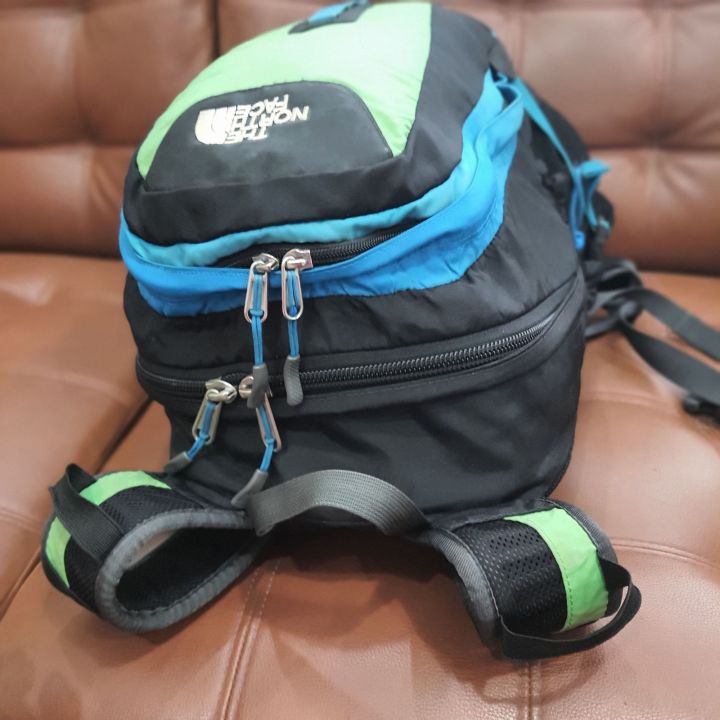 กระเป๋าเป้-the-north-face-รุ่น-hot-shot-สีเขียวดำ-สภาพพอใช้