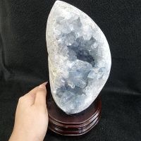 โพรงหินเซเลสไทต์ ผลึกหินเซเลสไทต์(Celestite)หรือหินเซเลสไทน์ เซเลสไทน์ สูงพร้อมฐานไม้ 22.5 ซม.
หน้ากว้างพร้อมฐานไม้ 9.5 ซม.  หนาพร้อมฐานไม้ 11.5 ซม.น้ำหนักพร้อมฐานไม้ 4.05 kg.