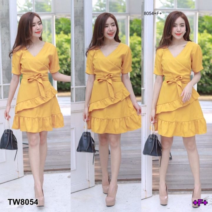 8054-ชุดเดรสสั้นคอวีแขนสั้น-สีกรม-ขาว-แดง-เหลือง-ชมพู-นางแบบใส่งานขายจริง