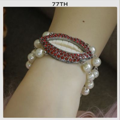 77TH-Mouth Pearls Bracelet สร้อยข้อมือไข่มุกประดับจี้รูปปากคริสตัลสีแดง