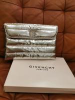 [?พร้อมส่ง] กระเป๋าเครื่องสำอาง จีวองชี่ Givenchy สีเงินเมทัลลิค ผ้าเงา มีความนุ่มมือ ใส่ถนอมเครื่องสำอางค์ ถือเป็นคลัช