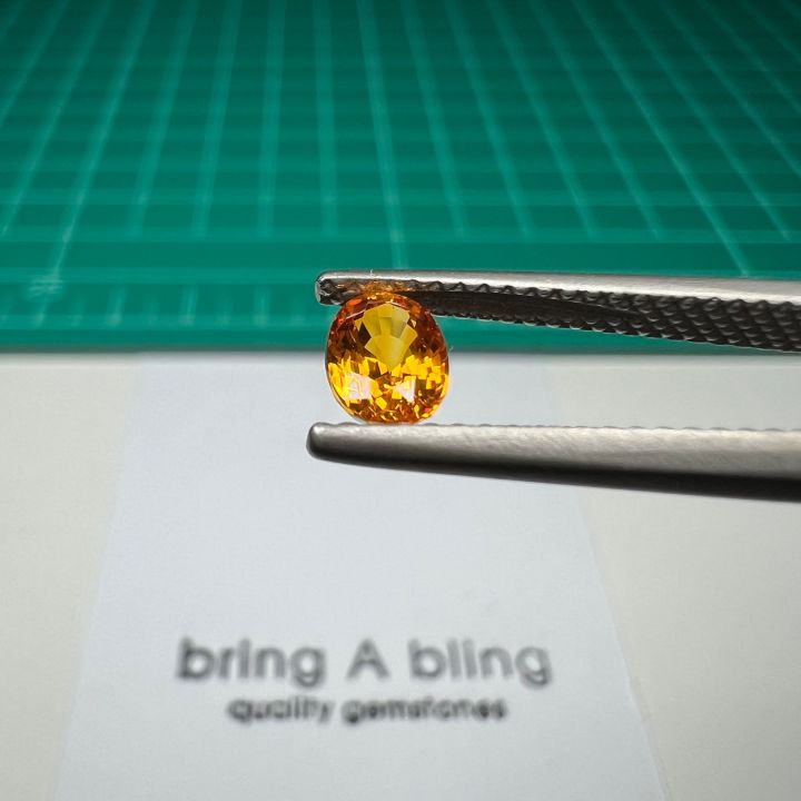 บุษราคัม-yellow-sapphire-จากศรีลังกา-พลอยธรรมชาติ-เผ่าเก่า-น้ำหนัก-0-85-กรัต-6-2x4-3x3-1mm