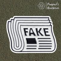 ?? พร้อมส่ง : ? เข็มกลัดลายหนังสือพิมพ์สีขาว-ดำ “FAKE” | “FAKE” Black-White Newspaper Enamel Brooch Pin.