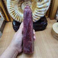 แท่งหินสตรอเบอรี่ควอตซ์ หินสตรอเบอรี่ ควอตซ์(Strawberry Quartz)สูง 21 ซม.กว้าง 4.4 ซม.หนา 4.6 ซม.น้ำหนัก 819 กรัม