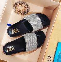 รองเท้า Zara Sandal  หน้าสวมแต่งเพชรชวารอฟสกี้ สวยวิบวับมากค่า เสริมนวมรองกำมะหยี่นิ่ม ปั้มแบรนด์ สวมใส่สบายเท้าและใส่ได้บ่อยๆเลยค่ารุ่นนี้